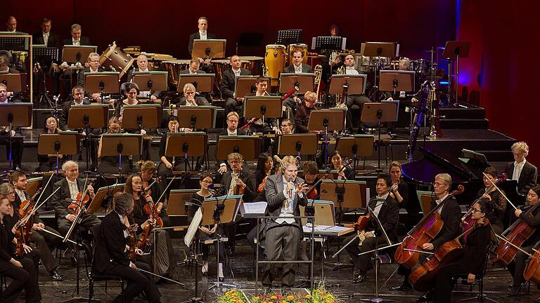 Noch gar nicht so lange her, dennoch ein derzeit undenkbarer Anblick: Dirigent Gábor Hontvári beim Konzert zum Jahreswechsel 2019 am Mainfranken Theater Würzburg