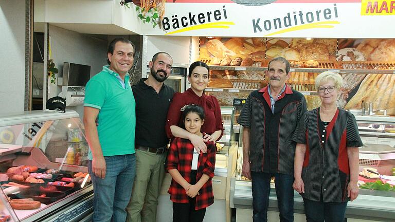 Familie Arslan mit (von links) Özay, Kemal, Gülsüm und Töchterchen Elif übernimmt den Lebensmarkt von Franz- Josef und Irmgard Marschall in Karlstadt.