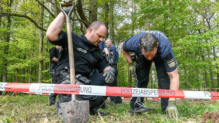 Einer von vielen Cold Cases in Unterfranken: Nach 31 Jahren hat die Aschaffenburger Kripo den Fall des ermordeten Klaus Beringer wegen neuer Hinweise wiederbelebt. 2022 suchten Beamte nach neuen Beweisen rund um den Tatort.