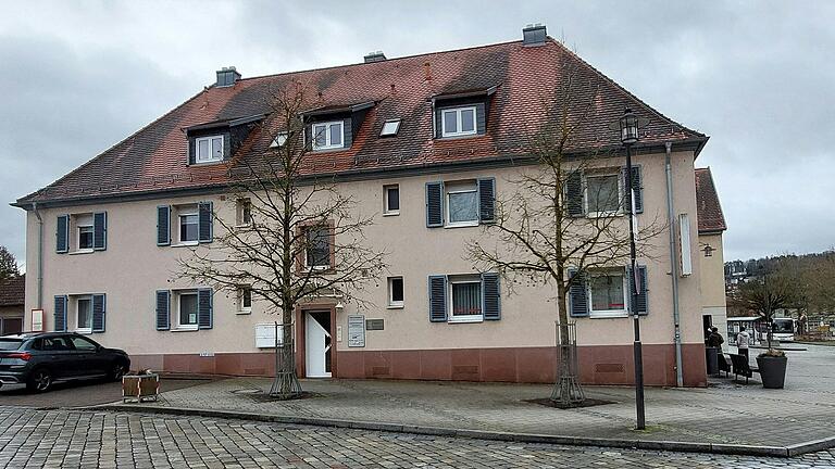 Das Heimstättenwerk hat seinen Sitz am Adenauerplatz in Marktheidenfeld. Es wurde 1924 als gemeinnützige Baugenossenschaft gegründet und ist im Raum Marktheidenfeld der größte Vermieter von Wohnraum.