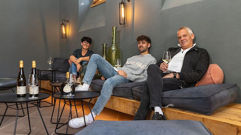 Auch im Umgang mit den Gästen geht es locker zu im Hotel Meintzinger in Frickenhausen. Im Bild (von links): Michaela Voshagen, Juniorchef Philipp Meintzinger und sein Vater Jochen. Auch im Umgang mit den Gästen geht es locker zu im Hotel Meintzinger in Frickenhausen. Im Bild (von links): Michaela Voshagen, Juniorchef Philipp Meintzinger und sein Vater Jochen. 