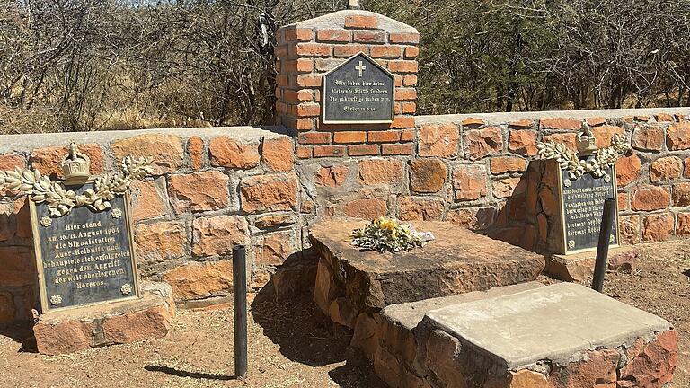 Die Einzelgräber auf dem Soldatenfriedhof am Waterberg befinden sich dank der sorgfältigen Arbeit der Deutschen Kriegsgräberfürsorge in einem hervorragenden Zustand und stehen als eindringliches Mahnmal für den Frieden. Die Einzelgräber auf dem Soldatenfriedhof am Waterberg befinden sich dank der sorgfältigen Arbeit der Deutschen Kriegsgräberfürsorge in einem hervorragenden Zustand und stehen als eindringliches Mahnmal für den Frieden.
