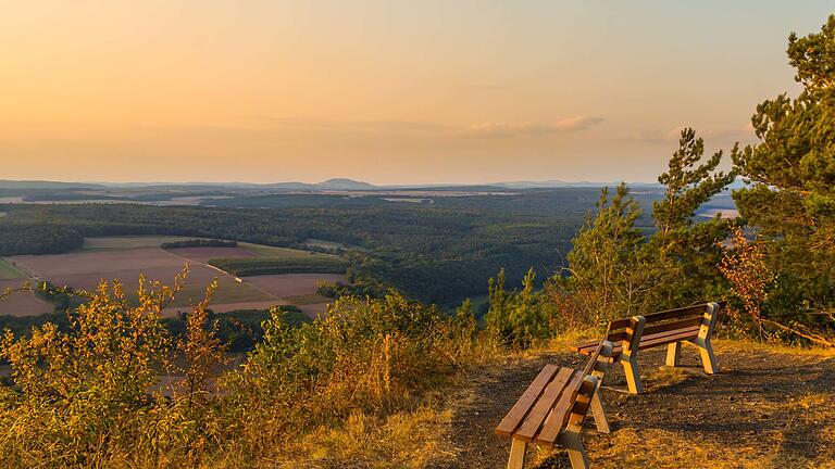 Ruhebänke Hammelburg - Viele Ruhebänke in Hammelburg und Umgebung bieten eine schöne Aussicht. Hier: am Sodenberg. Ruhebänke Hammelburg - Viele Ruhebänke in Hammelburg und Umgebung bieten eine schöne Aussicht. Hier: am Sodenberg.