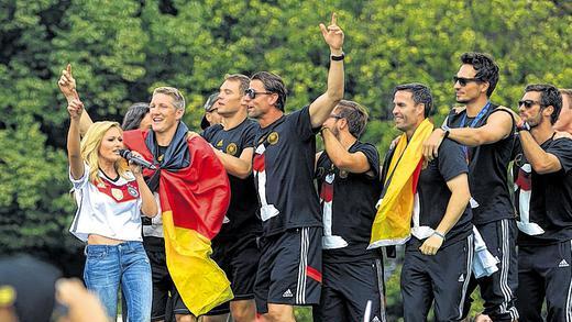 Atemlos: Schlagersängerin Helene Fischer führt die Weltmeister-Polonaise an und singt: &bdquo;Spür, was Fußball mit uns macht&ldquo;.