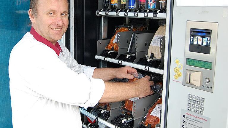 Udo Weigand muss seinen Fleischautomaten bei Grillwetter besonders häufig nachfüllen.