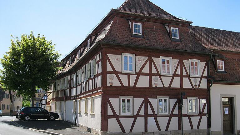 Generationen hat das ehemalige Kindergartengebäude in der Oberen Torstraße in Hofheim schon gedient. Vor 100 Jahren wurde es als „Kinderbewahranstalt“ wiedereröffnet. Generationen hat das ehemalige Kindergartengebäude in der Oberen Torstraße in Hofheim schon gedient. Vor 100 Jahren wurde es als „Kinderbewahranstalt“ wiedereröffnet.