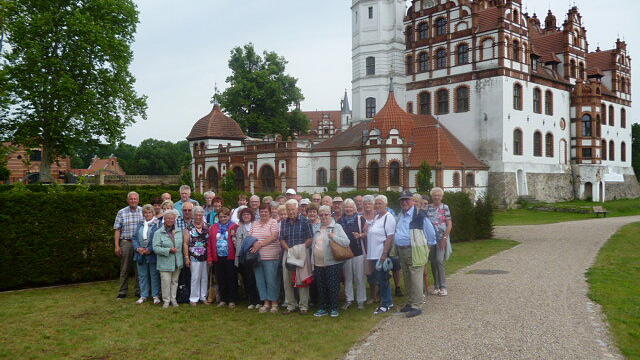 Die Reisegruppe vor von Schloss Basedow.