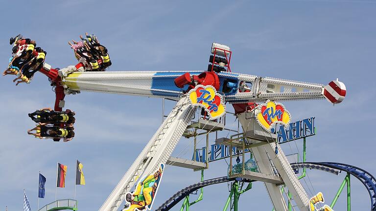 Die Überkopfschaukel 'Flip Fly' gastiert in diesem Jahr wieder auf dem Kiliani-Volksfest. Nach einer Fahrt saßen Fahrgäste fest, weil sich die Sicherheitsbügel nicht öffnen ließen (Archivbild). Die Überkopfschaukel 'Flip Fly' gastiert in diesem Jahr wieder auf dem Kiliani-Volksfest. Nach einer Fahrt saßen Fahrgäste fest, weil sich die Sicherheitsbügel nicht öffnen ließen (Archivbild).