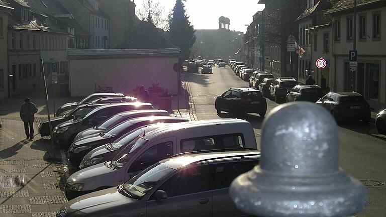 Parallel zum Main verläuft das Quartier 2 bei der Kitzinger Altstadtsanierung. Der Verkehr, die vielen Stellplätze und wenig Grün sind die Hauptprobleme in der Schrannen- und Landwehrstraße.