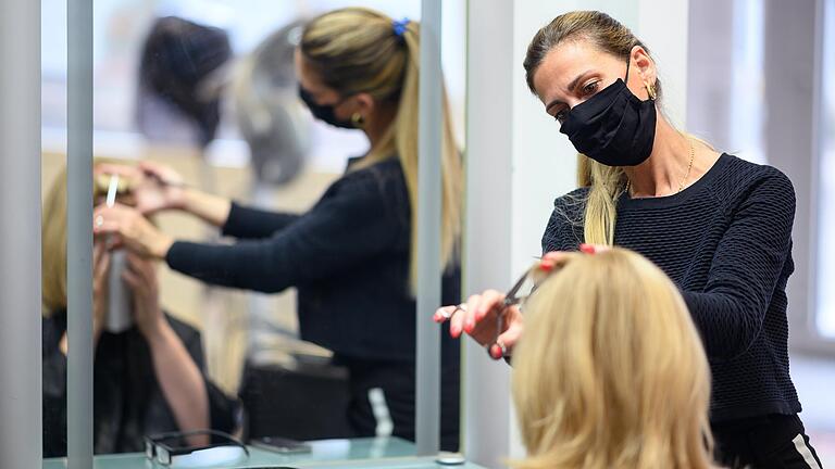 Manch einer wünscht sich im Moment einen Friseurbesuch sehnlicher als alles andere. Kein Wunder: Können die langen Haare doch ziemlich lästig werden. Der ein oder andere greift mittlerweile selbst zur Schere.