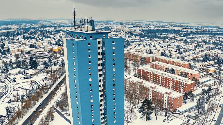 Das Kalender-Blatt für Februar aus dem neuen Kalender für 2022 des Fotografen Hendrik Holnäck zeigt das blaue Hochhaus am Hochfeld.