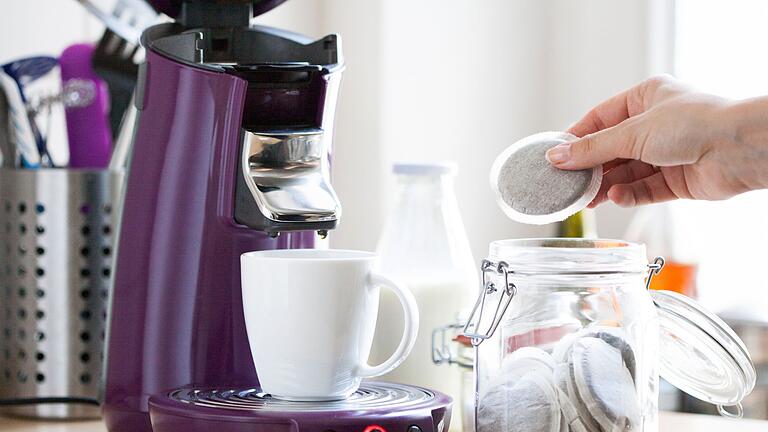 Kaffeepads       -  Faserhaltige Kaffeepads sind eine nachhaltigere Option, es gibt sie auch als Mehrweg-Pads.
