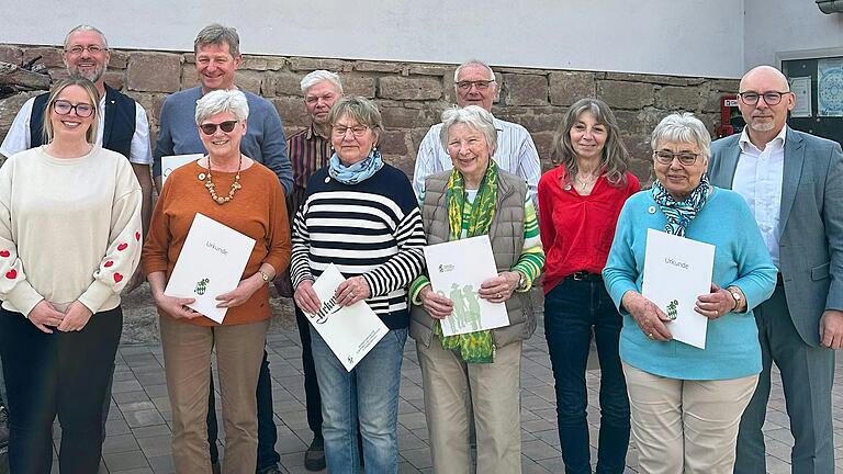 Die Geehrten (von links): Sandra Inderwies (GF Kreisverband), Simon Englert (Vorstand), Helmtrud Köhler, Thomas Ils, Rita Volpert, Aribert Lippert, Christa Fella, Otmar Rothermich, Elke Ruppert, Elfriede Lippert, Bürgermeister Jürgen Lippert.
