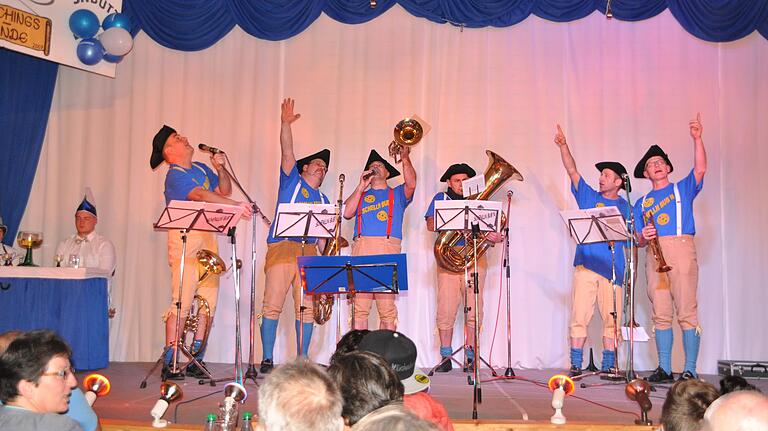 Mit Klamauk und Humor präsentierten die 'Schellnbubn' einen Einblick in eine 'Probestunde' der Musikkapelle 'Frohsinn'. Foto: Rita Steger-Frühwacht Mit Klamauk und Humor präsentierten die 'Schellnbubn' einen Einblick in eine 'Probestunde' der Musikkapelle 'Frohsinn'. Foto: Rita Steger-Frühwacht