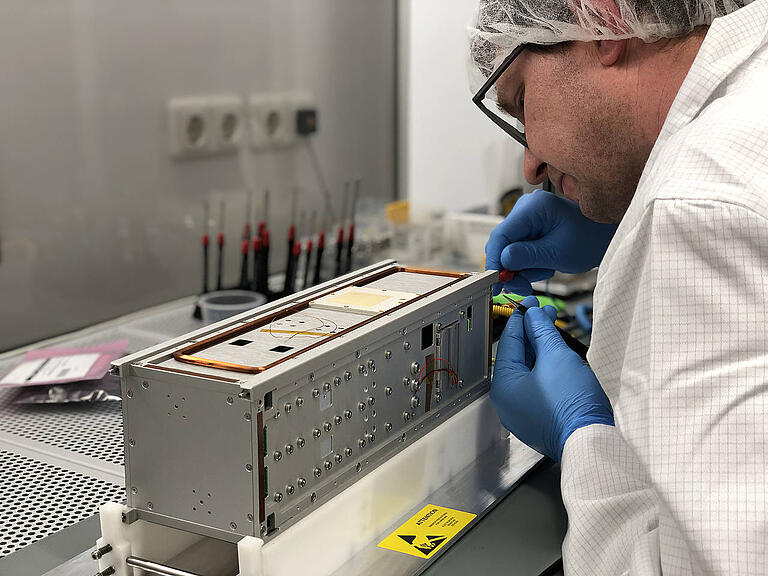 Feinstarbeit am Nanosatelliten Sonate: Im Entwicklungslabor der Würzburger Raumfahrttechniker entstand Bayerns größter und komplexester Uni-Satellit. Feinstarbeit am Nanosatelliten Sonate: Im Entwicklungslabor der Würzburger Raumfahrttechniker entstand Bayerns größter und komplexester Uni-Satellit. 