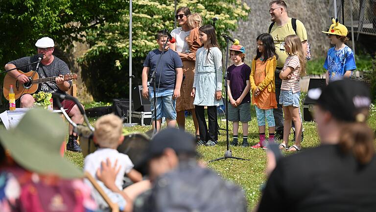 'Die Nervensägen' und ein spontan gecasteter Kinderchor traten am Sonntag im Rahmen des 'Fair liebt Kunst-Festivals' beim Kreativ- und Designmarkt unterhalb des Zeller Tors auf. 'Die Nervensägen' und ein spontan gecasteter Kinderchor traten am Sonntag im Rahmen des 'Fair liebt Kunst-Festivals' beim Kreativ- und Designmarkt unterhalb des Zeller Tors auf.