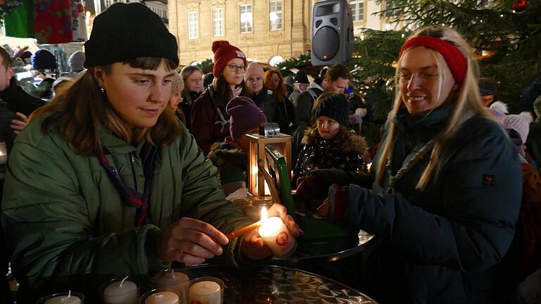 Die kleine Flamme aus Bethlehem leuchtet für den Frieden in der Welt.