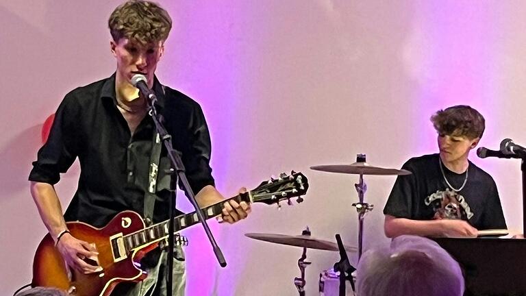 Jona Szabo und Felix Horn gut gelaunt beim Auftritt der Band. Jona Szabo und Felix Horn gut gelaunt beim Auftritt der Band.