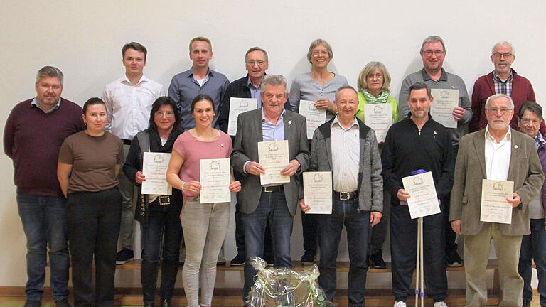 Unser Bild zeigt (hinten, von links) Christian Lummel, Alexander Stanovkin, Manfred Klauer, Gerhild Rittig-Storch, Imri Hartmann, Matthias Fabinger und Thomas Dill sowie (vorne, von links) Michael Worschech, Melissa Witzke, Sonja Spahn, Ulrike Seufert, Ewald Betz, Norbert Schmäling, Dirk Stumpe, Dieter Rothkegel und Brigitte Hartmann. - Unser Bild zeigt (hinten, von links) Christian Lummel, Alexander Stanovkin, Manfred Klauer, Gerhild Rittig-Storch, Imri Hartmann, Matthias Fabinger und Thomas Dill sowie (vorne, von links) Michael Worschech, Melissa Witzke, Sonja Spahn, Ulrike Seufert, Ewald Betz, Norbert Schmäling, Dirk Stumpe, Dieter Rothkegel und Brigitte Hartmann. Unser Bild zeigt (hinten, von links) Christian Lummel, Alexander Stanovkin, Manfred Klauer, Gerhild Rittig-Storch, Imri Hartmann, Matthias Fabinger und Thomas Dill sowie (vorne, von links) Michael Worschech, Melissa Witzke, Sonja Spahn, Ulrike Seufert, Ewald Betz, Norbert Schmäling, Dirk Stumpe, Dieter Rothkegel und Brigitte Hartmann. - Unser Bild zeigt (hinten, von links) Christian Lummel, Alexander Stanovkin, Manfred Klauer, Gerhild Rittig-Storch, Imri Hartmann, Matthias Fabinger und Thomas Dill sowie (vorne, von links) Michael Worschech, Melissa Witzke, Sonja Spahn, Ulrike Seufert, Ewald Betz, Norbert Schmäling, Dirk Stumpe, Dieter Rothkegel und Brigitte Hartmann.