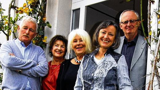 Nach einem Jahr Pause heißt es wieder hereinspaziert in die Galerie Isa Wagner im alten Schulhaus, zur Vernissage der Künstlergruppe ArtBreeze: (von links) Werner Thein, Isa Wagner, Edith Fersch, Anita Tschirwitz, Jürgen Stäblein. Es fehlt Albrecht Fersch. Nach einem Jahr Pause heißt es wieder hereinspaziert in die Galerie Isa Wagner im alten Schulhaus, zur Vernissage der Künstlergruppe ArtBreeze: (von links) Werner Thein, Isa Wagner, Edith Fersch, Anita Tschirwitz, Jürgen Stäblein. Es fehlt Albrecht Fersch.