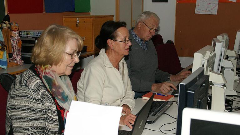 Heinrich, Gudrun und Hermine haben alle schon ihren 70. Geburtstag gefeiert – um geschickter mit dem Computer umgehen zu können, drückten sie jetzt in Trossenfurt nochmal die Schulbank. Heinrich, Gudrun und Hermine haben alle schon ihren 70. Geburtstag gefeiert – um geschickter mit dem Computer umgehen zu können, drückten sie jetzt in Trossenfurt nochmal die Schulbank.