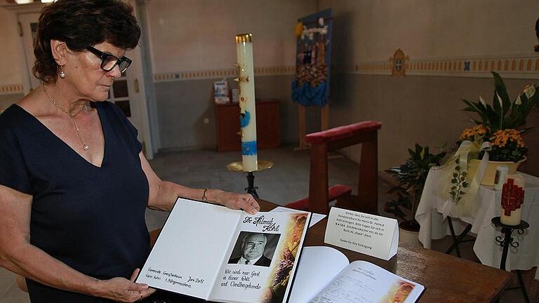 Weitaus größere Beachtung als es für Bürgermeisterin Karin Kuhn zu erwarten war, finden stoßen die durch die Gemeinde Greußenheim in der St.-Bartholomäuskirche ausliegenden Kondolenzbücher für den verstorbenen Altbundeskanzler Helmut Kohl . Bis 23. Juli besteht noch die Möglichkeit, seine Anteilnahme zum Ausdruck zu bringen.
