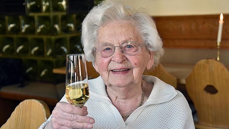Gretel Brehm aus Haßfurt stieß mit ihren Verwandten und Freunden auf ihren 102. Geburtstag an.