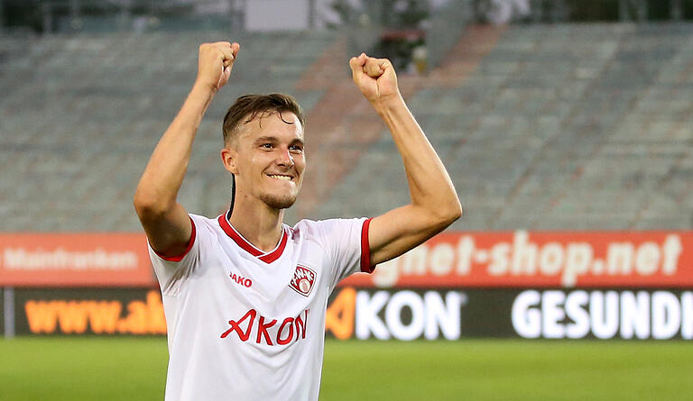 Nach dem Spiel der Erste vor dem Fanblock: Kickers-Mittelfeld-Akteur Maximilian Zaiser.