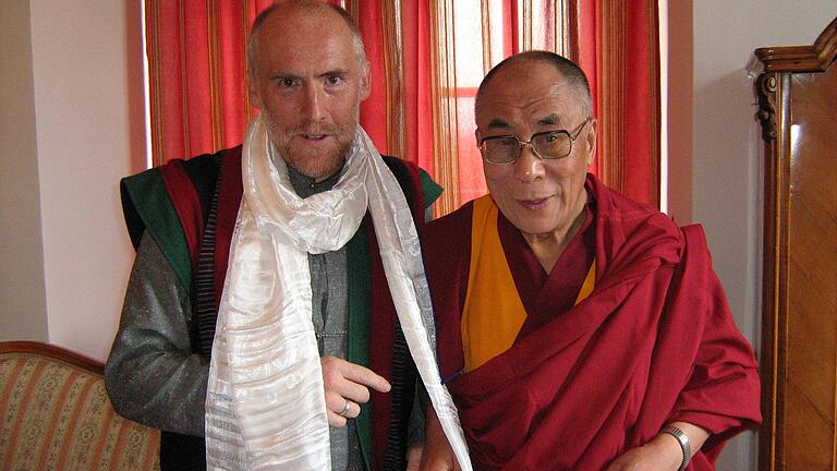 Am Wochenende findet der Kongress des Deutsche Astrologenverbands in Bad Kissingen statt. Dessen Vorsitzender Klemens Ludwig schrieb 2008 eine Biografie über den Dalai Lama.