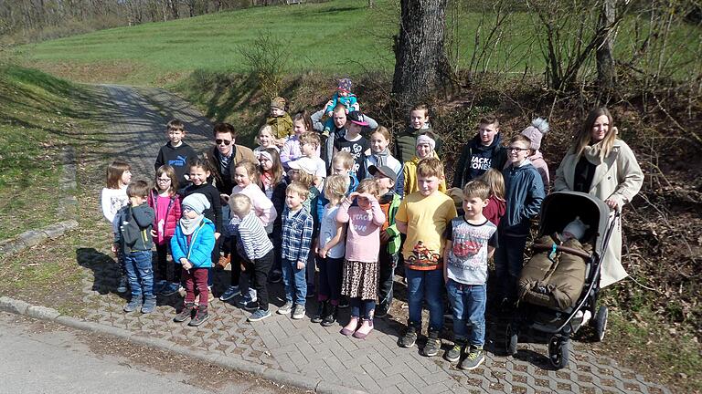 Der Haßbergverein Friesenhausen führte unlängst seine traditionelle Osterwanderung durch. Mit 43 Kindern führte uns der Jugendwart Max Buchner zur Festwiese nach Rottenstein. Dort konnten die Kinder dann ihr Osternest suchen. Dabei gab es schon mal verzweifelte Gesichter, weil die gezogene Nummer nicht gleich gefunden wurde. Am Ende aber waren alle Kinder mit ihrem Osternest zufrieden. Mit der anschließenden Einkehr im Sportheim Friesenhausen wurden die Wanderer bestens verköstigt.