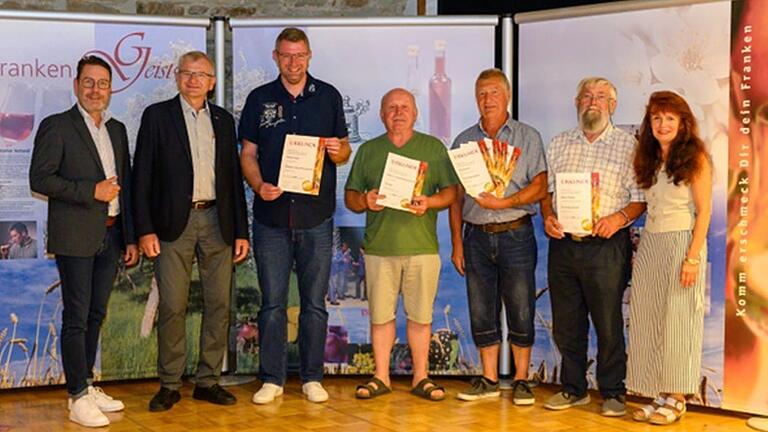 Das Bild zeigt die Verleihung an Brenner aus dem Landkreis Kitzingen mit (von links) Mathias Krönert (Brennereifachberater an der Bayer. Landesanstalt für Wein- und Gartenbau in Veitshöchheim), Hubert Fröhlich (Vorsitzender des Fränk. Klein- und Obstbrennerverbandes), die Preisträger Stefan Gropp, Gerhard Kleinschroth, Winfried Glos und Robert Endres sowie Andrea Bätz (Geschäftsführerin des Fränk. Klein- und Obstbrennerverbandes).