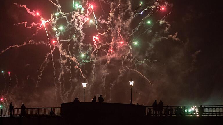 Das Silvesterfeuerwerk in Kitzingen über der Alten Mainbrücke.