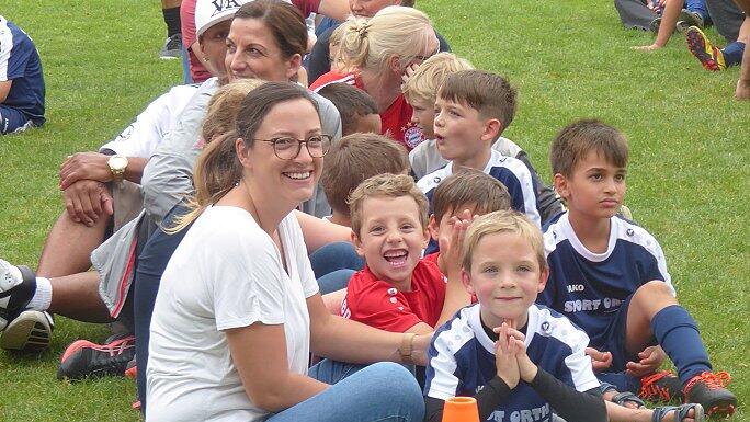 Pause während des anstrengenden Trainings im Fußballcamp des FC Gerolzhofen.