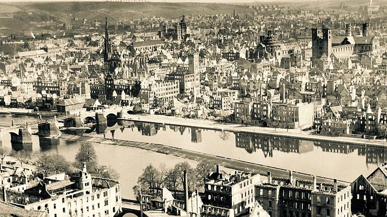 Panorama des am 16. März 1945 fast völlig zerstörten Würzburgs.&nbsp;