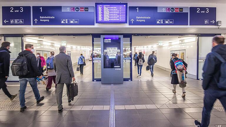 Der Würzburger Bahnhof am vergangenem Mittwoch: Bald soll es auf den Bildschirmen in der Unterführung gesammelte Informationen für die ankommenden Flüchtlinge geben.