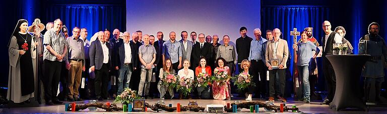 Gruppenfoto der Personen, die hinter der neuen Himmelstadter Chronik&nbsp; stehen: Wissenschaftler, Vertreter vom Bayerischen Landesamt für Denkmalpflege und dem Bezirk Unterfranken als Fördergeber und von anderen Sponsoren, Ehrenamtliche, das Redaktionsteam, das Organisationsteam und Mitwirkende des 'Abend der Geschichte', bei dem die Chronik vorgestellt wurde.