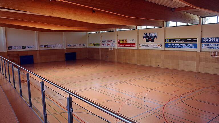 Innenansicht der Sporthalle des TSV Bergrheinfeld. Hier werden unter anderem Handball gespielt und Fußball-Hallenturniere ausgetragen.