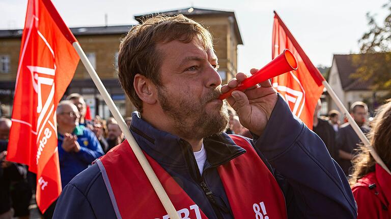 Auf die Ankündigung des Autozulieferers Valeo, mehr als 300 Mitarbeiter in Bad Neustadt zu entlassen, reagierten die Beschäftigten mit lautstarken Protesten.