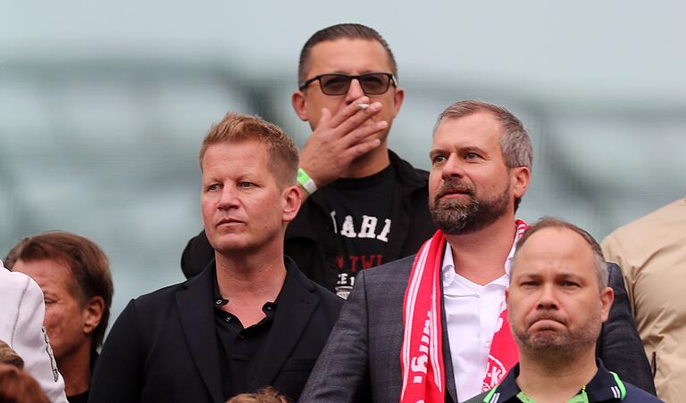 Kickers-Vorstandsvorsitzender André Herber (links) sowie Anteilseigner und Aufsichtsratmitglied Dominik Möhler (rechts) auf der Tribüne in Hannover.