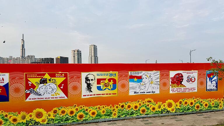 Feiern zum 50. Jahrestag des Endes des Vietnamkrieges - Ganz Ho-Chi-Minh-Stadt wird gerade mit Plakaten zum Jahrestag gepflastert. Feiern zum 50. Jahrestag des Endes des Vietnamkrieges - Ganz Ho-Chi-Minh-Stadt wird gerade mit Plakaten zum Jahrestag gepflastert.