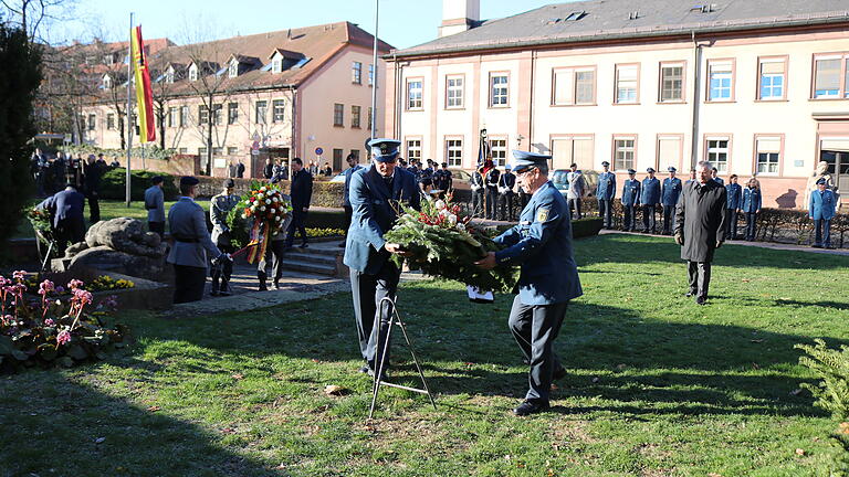 Am Volkstrauertag fand die Gedenkfeier am Ehrenmal an der Grafen-von-Rieneck-Straße in Lohr statt.