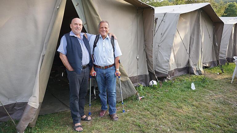 Das sind die ehemaligen NVA-Zelte, die heute noch im Missio-Camp Jahr für Jahr genutzt werden. Rainer Eppelmann und Fritz Schroth erinnern sich gerne an diesen 'Deal'.