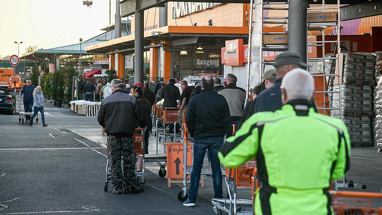 Die Baumärkte in Bayern haben am 20.4.2020 wieder geöffnet. In Würzburg entstanden teilweise lange Schlangen, wie hier beim Hornbach in Lengfeld.