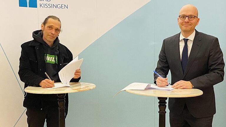 Oberbürgermeister Dr. Dirk Vogel (r.) und Eulen-Pächter Christian Hänsch (l.) unterzeichnen den neuen Pachtvertrag.  Foto: Mario Selzer       -  Oberbürgermeister Dr. Dirk Vogel (r.) und Eulen-Pächter Christian Hänsch (l.) unterzeichnen den neuen Pachtvertrag.  Foto: Mario Selzer