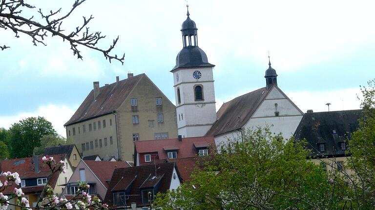 Die Arnsteiner Burg thront über der Altstadt wie  ein Dornröschenschloss