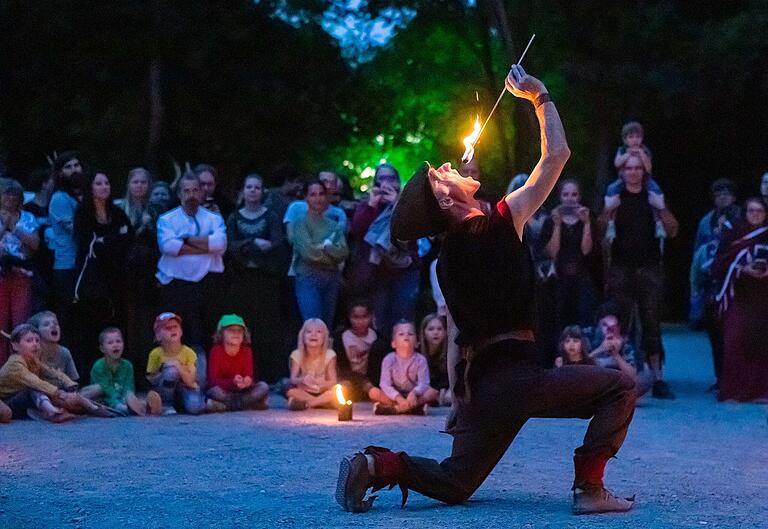 Die Besucher staunten über Fridericus Rabarbarus, der sogar Feuer schlucken konnte.