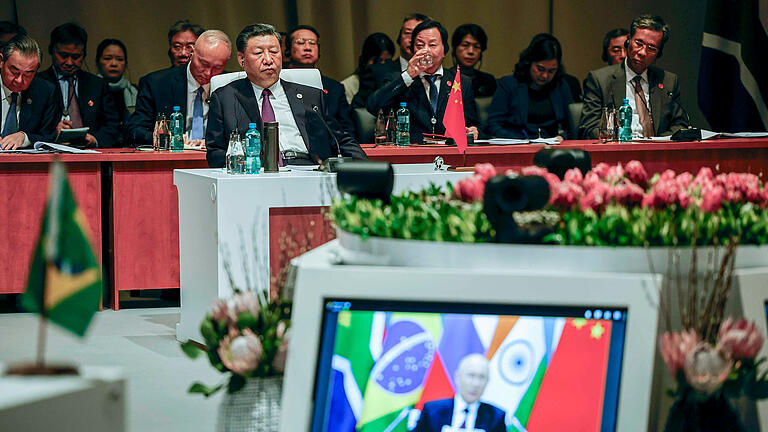 Brics-Gipfel in Südafrika.jpeg       -  Der chinesische Staatschef Xi Jinping verfolgt in der Plenarsitzung die Rede von Russlands Präsident Wladimir Putin per Videoschalte.