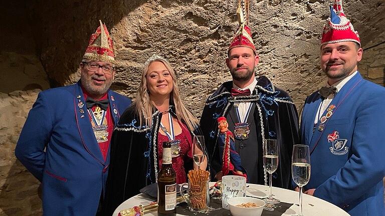 Gekommen waren auch andere Giebelstädter Bekanntheiten. Unter ihnen Stanley Thomas (von links), Dachdorfer Sitzungspräsident, Maximilian Steiger, erster Gesellschaftspräsident sowie Prinz Mäggo der I (Marco Lesch) und Prinzessin Krissi die I (Kristina Lesch). Gekommen waren auch andere Giebelstädter Bekanntheiten. Unter ihnen Stanley Thomas (von links), Dachdorfer Sitzungspräsident, Maximilian Steiger, erster Gesellschaftspräsident sowie Prinz Mäggo der I (Marco Lesch) und Prinzessin Krissi die I (Kristina Lesch).