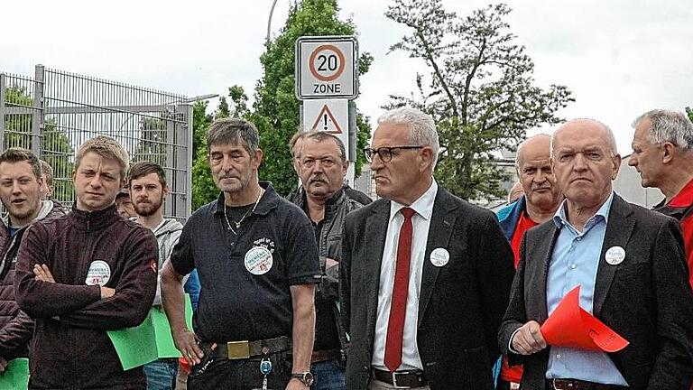 Unter den Protestteilnehmern waren auch Landrat Thomas Habermann (rechts) und Bürgermeister Bruno Altrichter.