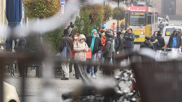 Zahlreiche Menschen standen am Mittwoch vor dem Rathaus in Würzburg in einer Schlange für die Impfsprechstunde. Einige berichteten von stundenlangen Wartezeiten. Auch in anderen Teilen Unterfrankens ist der Andrang auf Impfangebote derzeit groß.